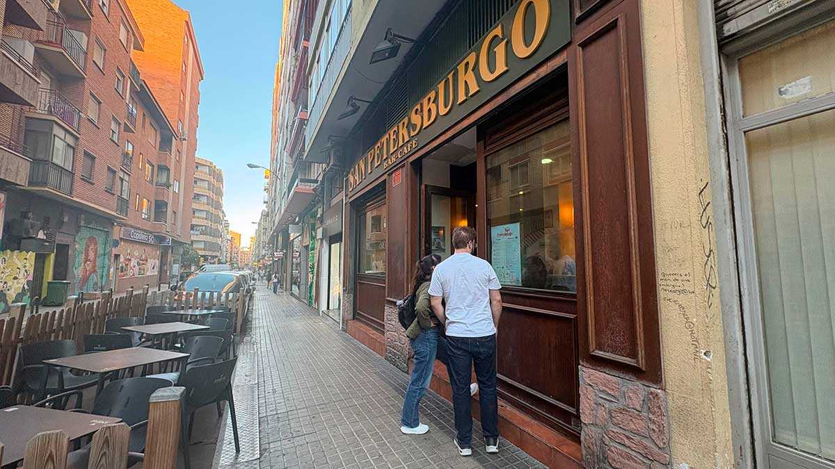 Легендарный бар в Сарагосе прощается с владельцем после 41 года работы: «Приходят плача»